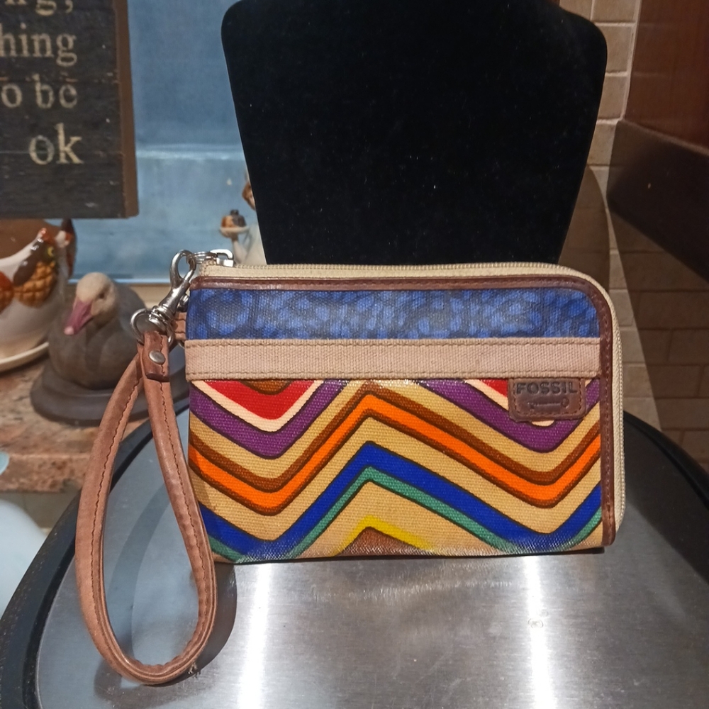 FOSSIL Vinyl Zip Around 6.5" x 4.25"Chevron Print Wristlet Card Holder